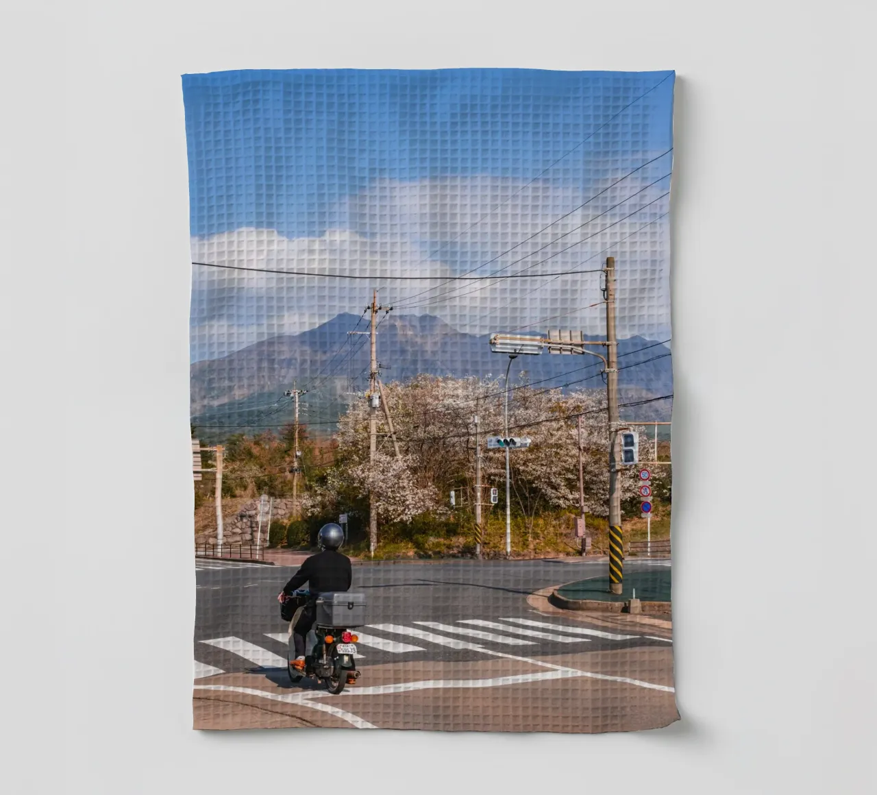 Scena di strada con fiori di ciliegio a Kagoshima, Giappone canovaccio da cucina da Marcel Bisig