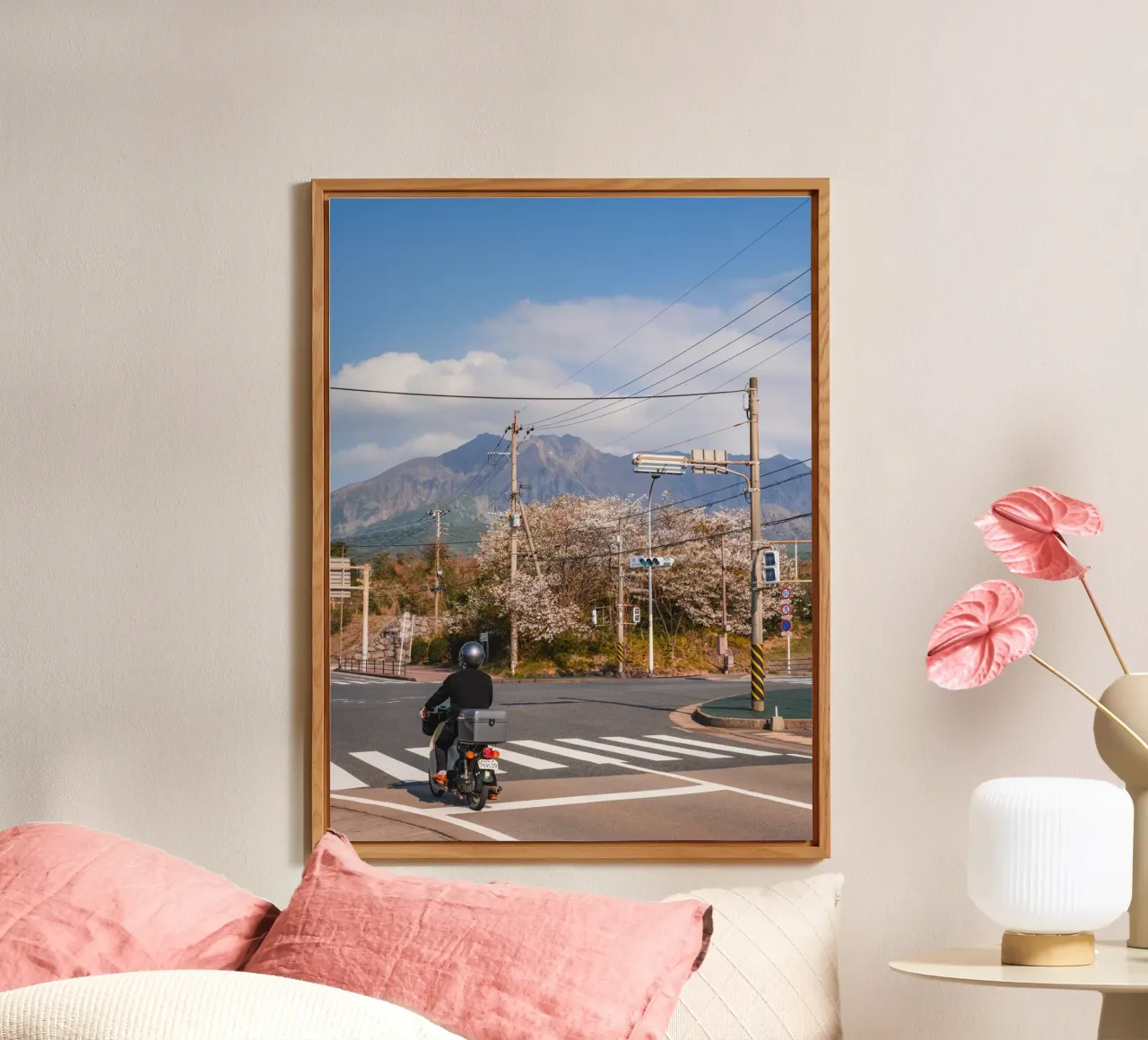 Scena di strada con fiori di ciliegio a Kagoshima, Giappone alluminio dibond da Marcel Bisig