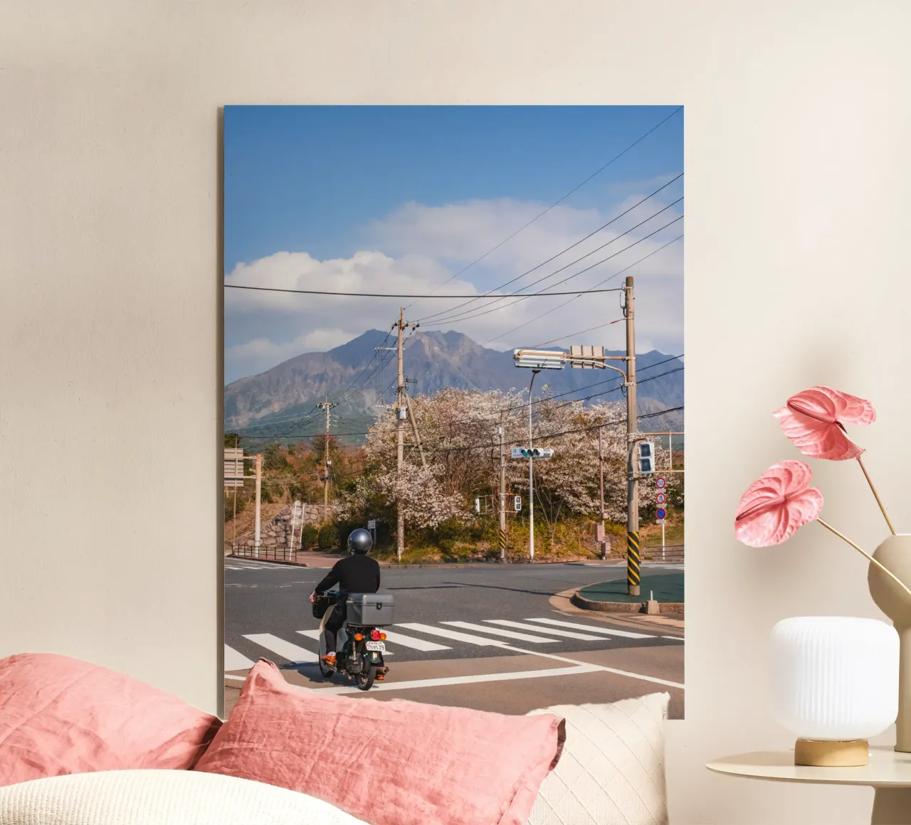 Scena di strada con fiori di ciliegio a Kagoshima, Giappone alluminio dibond da Marcel Bisig