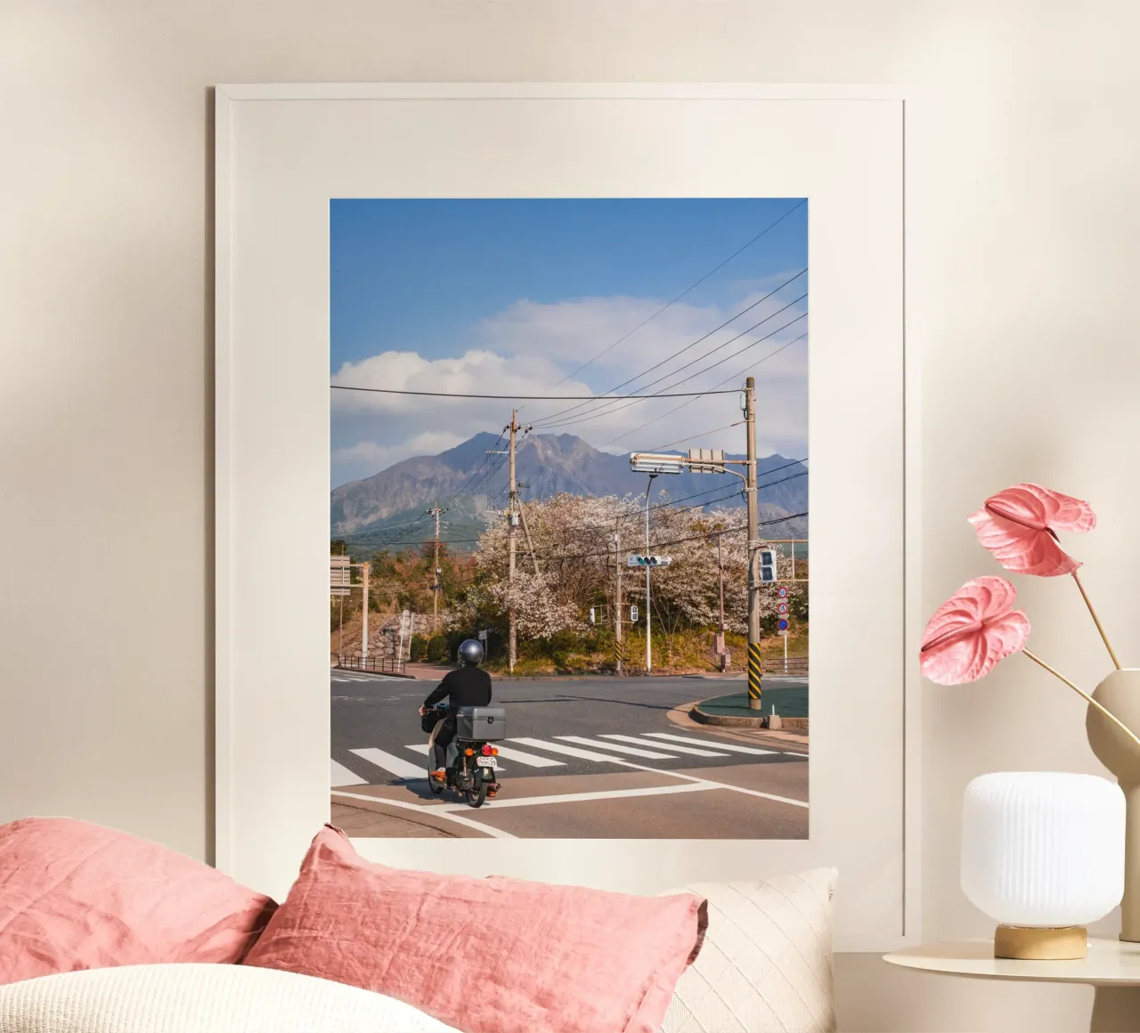 Scena di strada con fiori di ciliegio a Kagoshima, Giappone carta hahnemühle da Marcel Bisig