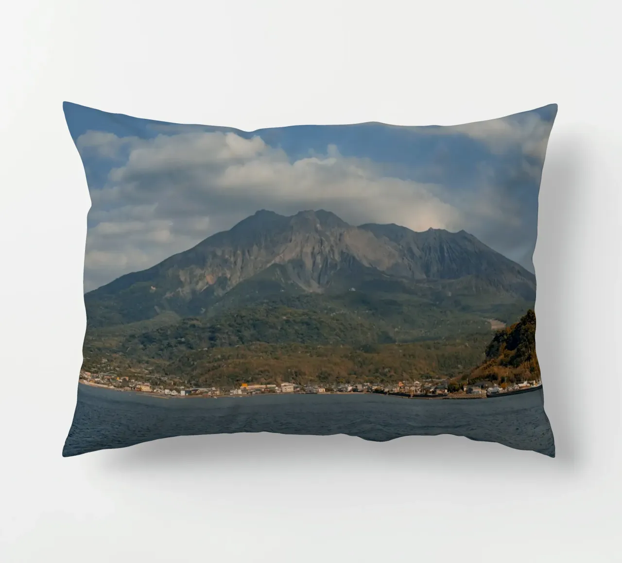 Vulkaan Sakurajima in Kagoshima, Japan kussen van Marcel Bisig