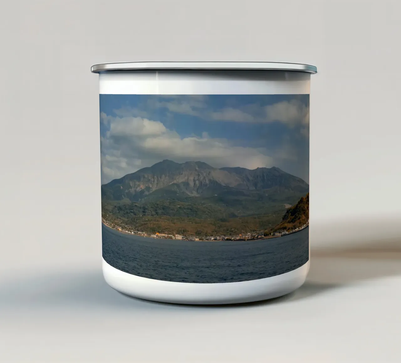 Vulcano Sakurajima a Kagoshima, Giappone tazza in smalto da Marcel Bisig