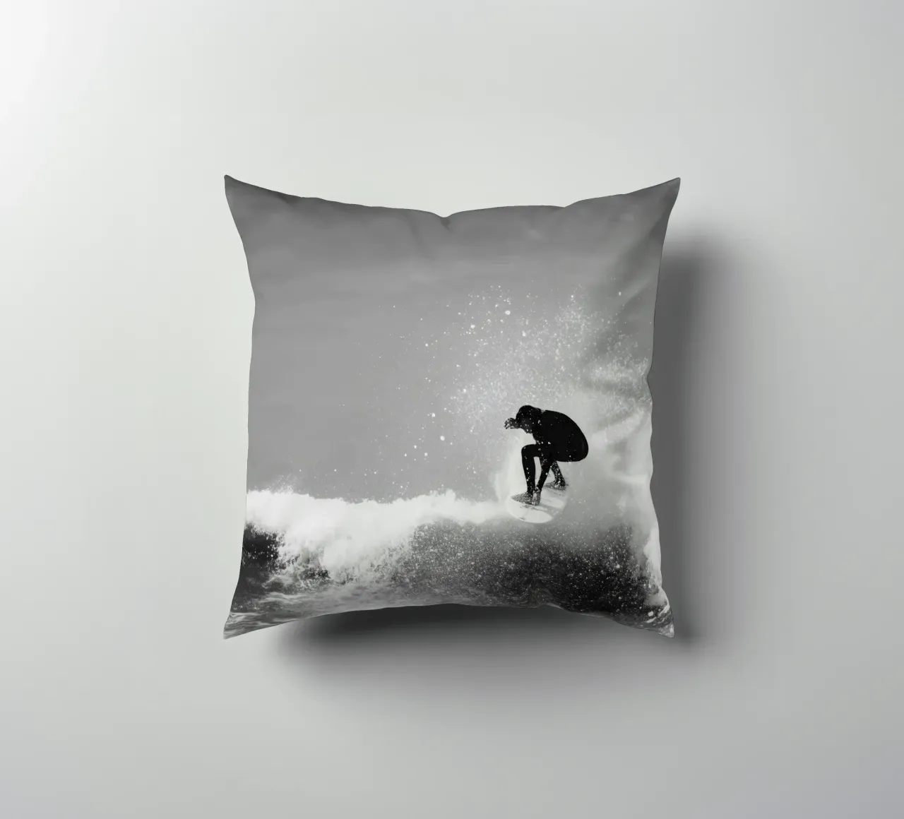 Surfer in Motion - Black and White Wave Action Poster cuscino da Vela Luna