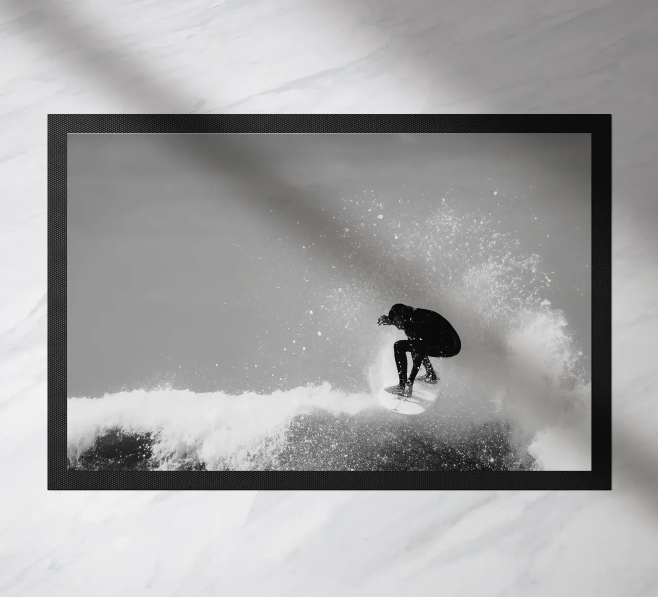 Surfer in Motion - Black and White Wave Action Poster zerbino da Vela Luna