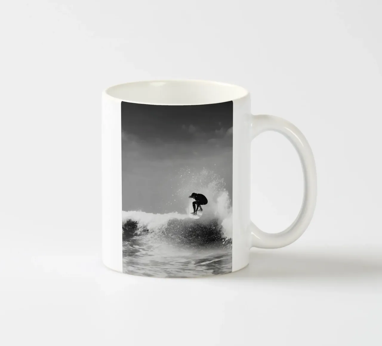 Surfer in Motion - Black and White Wave Action Poster tazza in ceramica da Vela Luna