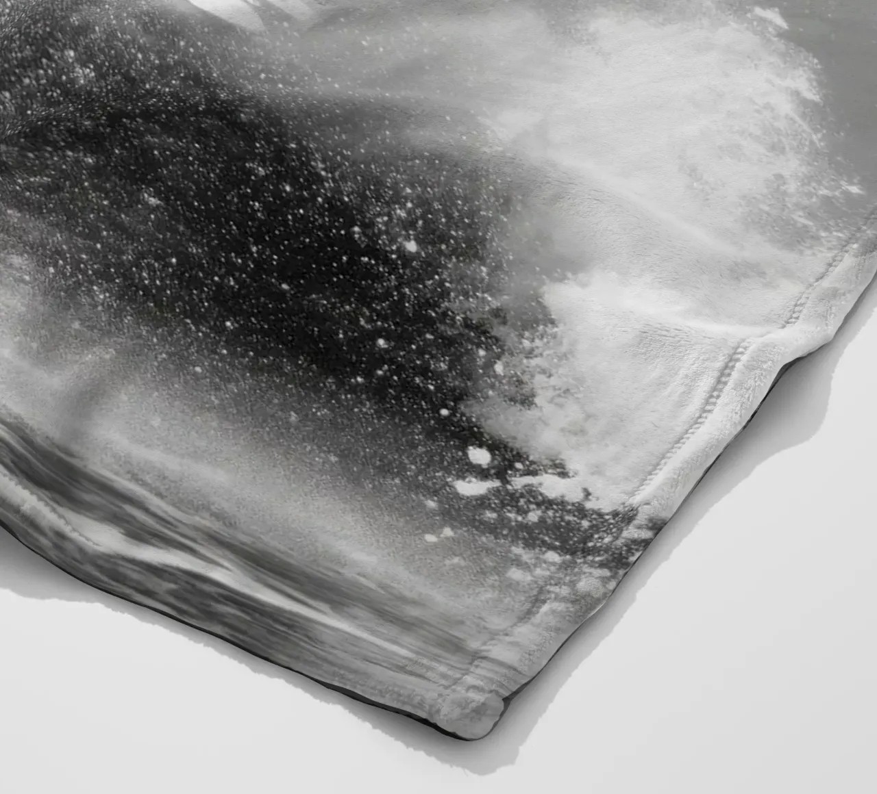 Surfer in Motion - Black and White Wave Action Poster coperta in pile da Vela Luna