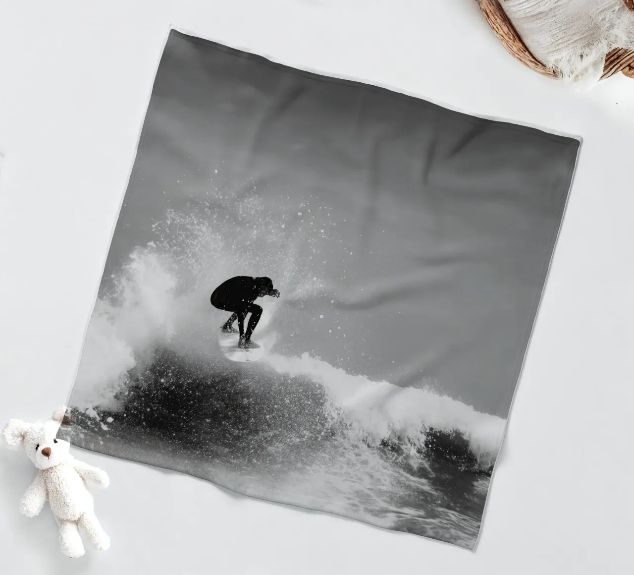 Surfer in Motion - Black and White Wave Action Poster coperta in pile da Vela Luna