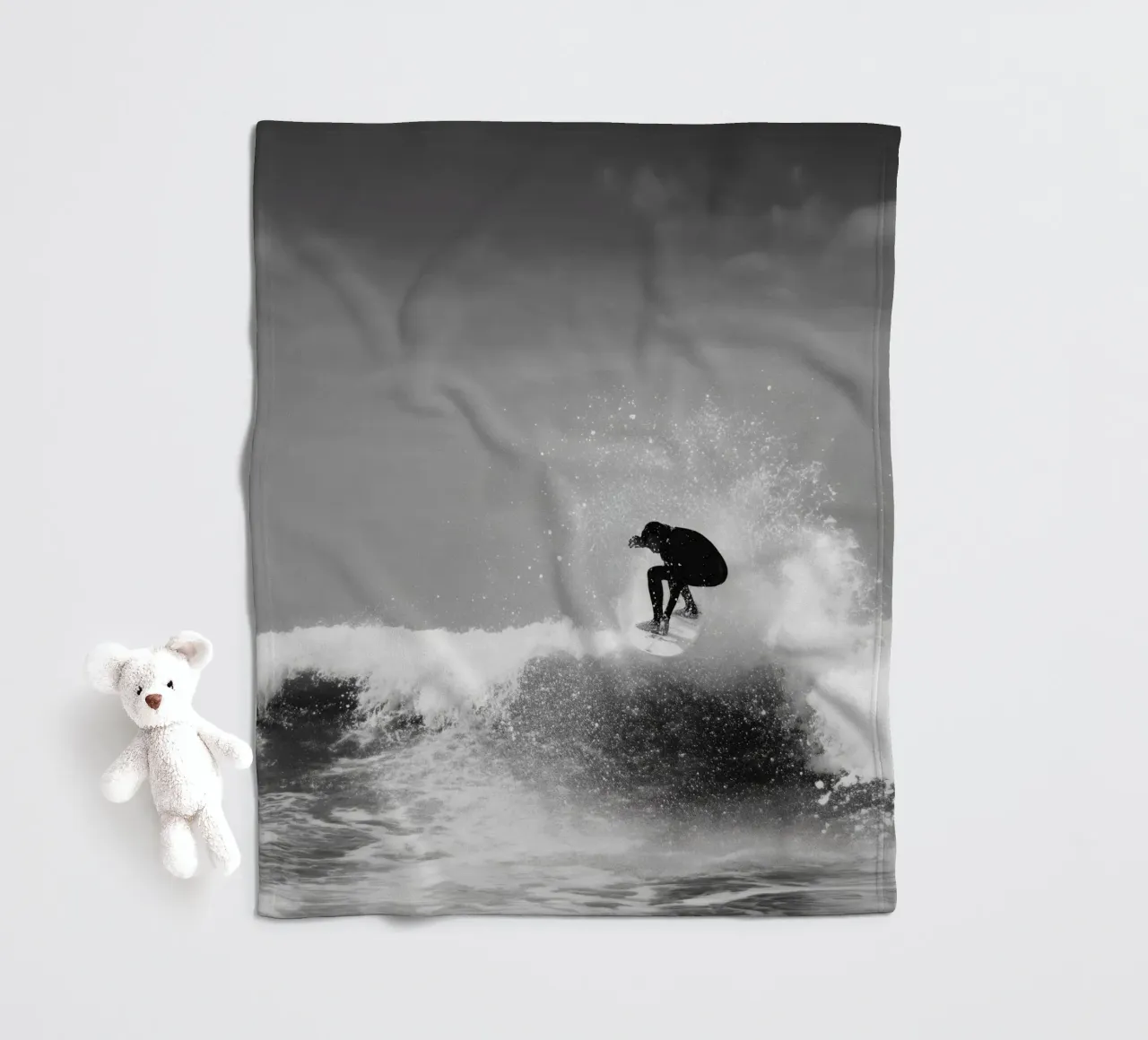 Surfer in Motion - Black and White Wave Action Poster coperta in pile da Vela Luna
