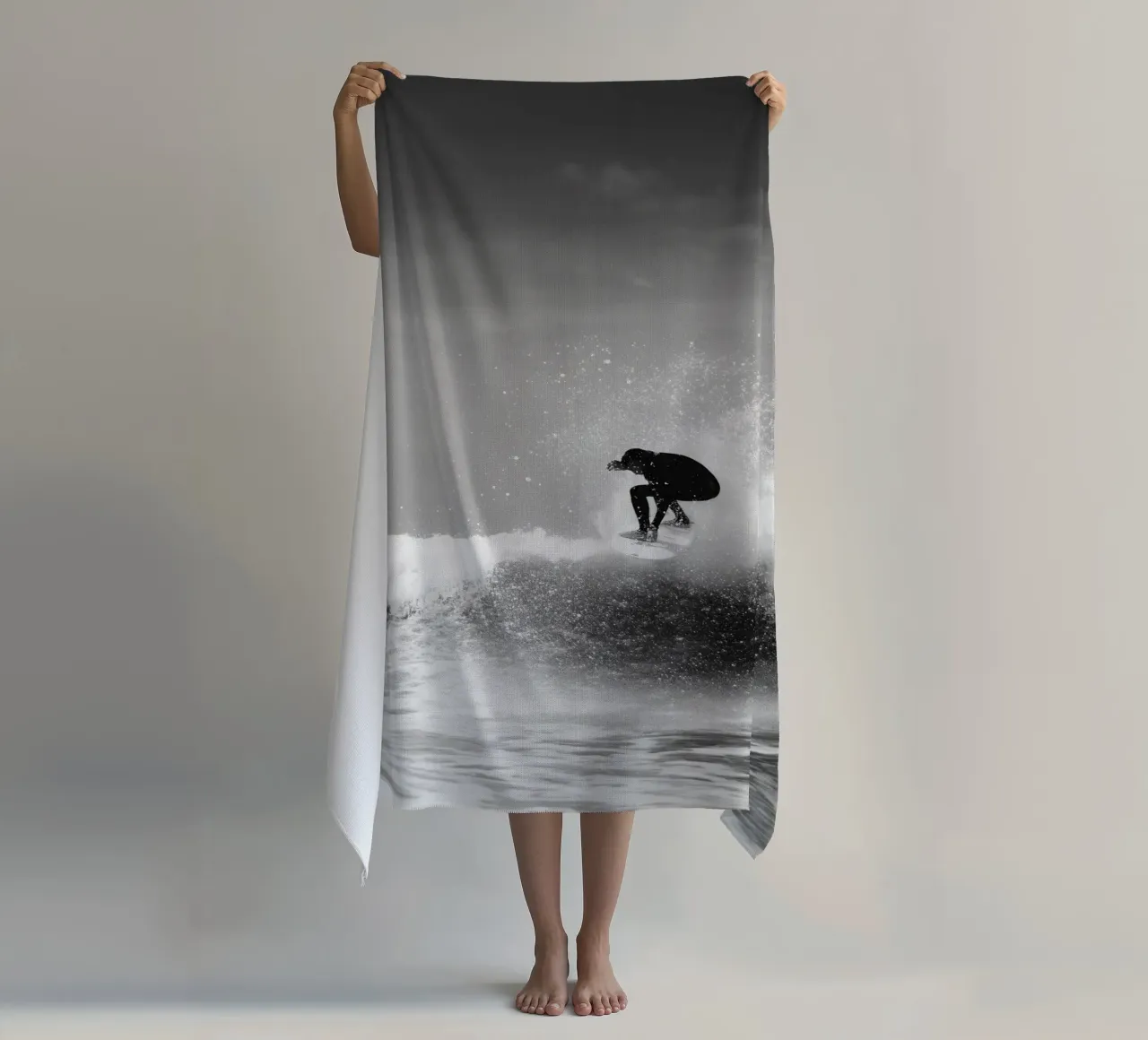 Surfer in Motion - Black and White Wave Action Poster telo mare da Vela Luna