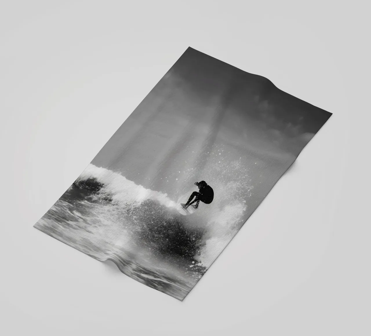 Surfer in Motion - Black and White Wave Action Poster telo mare da Vela Luna