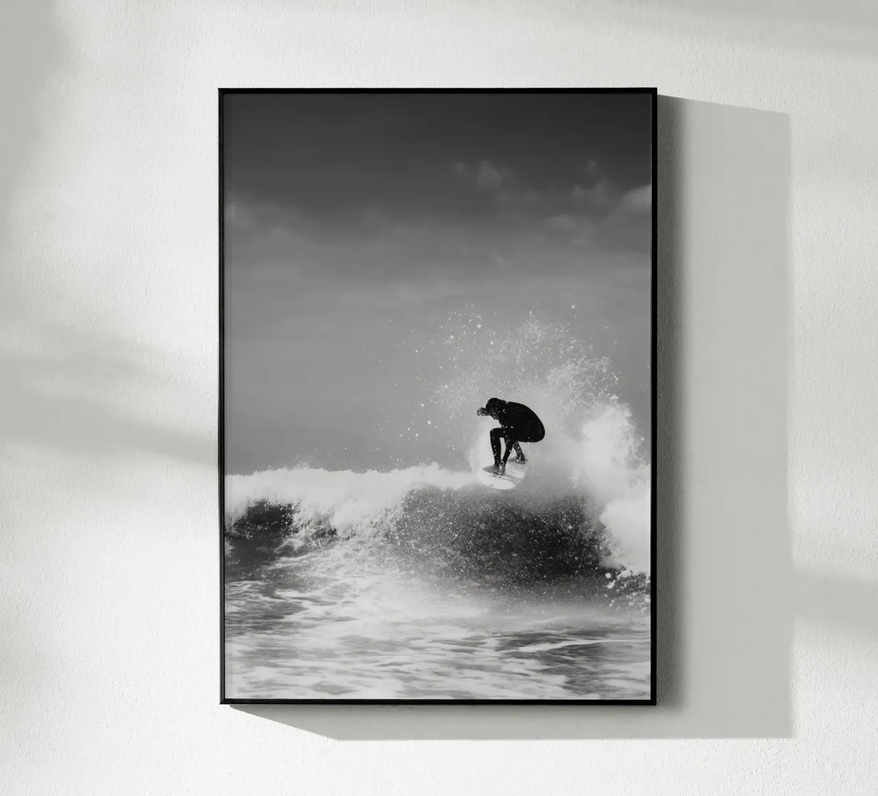 Surfer in Motion - Black and White Wave Action Poster plexiglass da Vela Luna