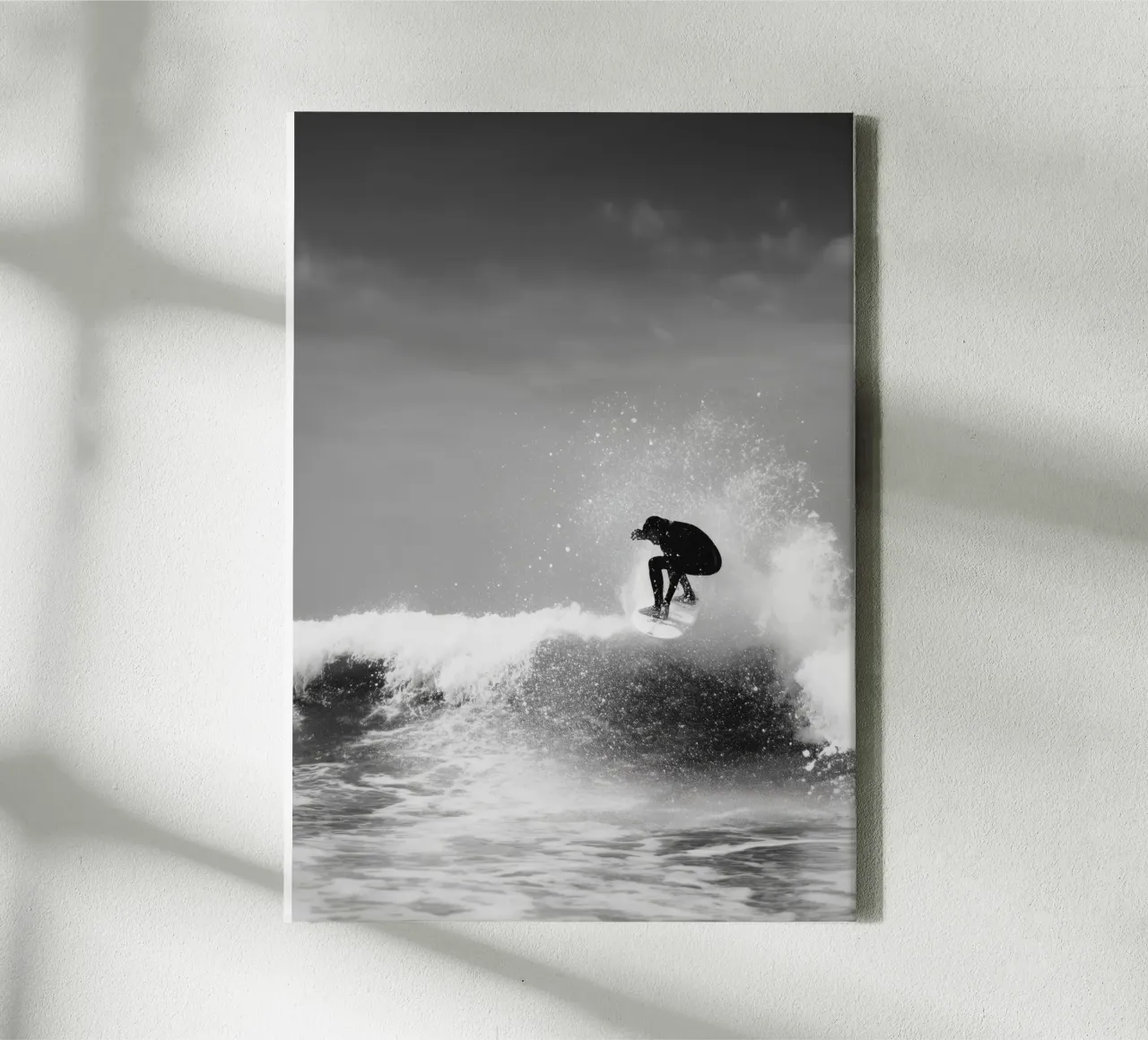 Surfer in Motion - Black and White Wave Action Poster tela da Vela Luna