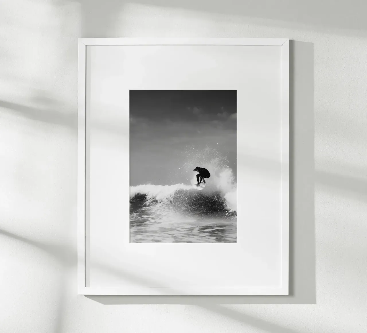 Surfer in Motion - Black and White Wave Action Poster carta hahnemühle da Vela Luna