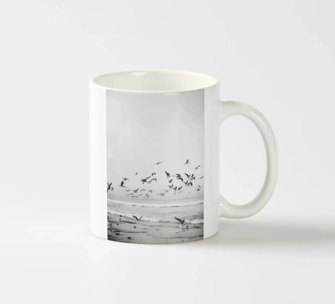 Seagulls Over Waves - Monochrome Beach Photo Poster tazza in ceramica da Vela Luna