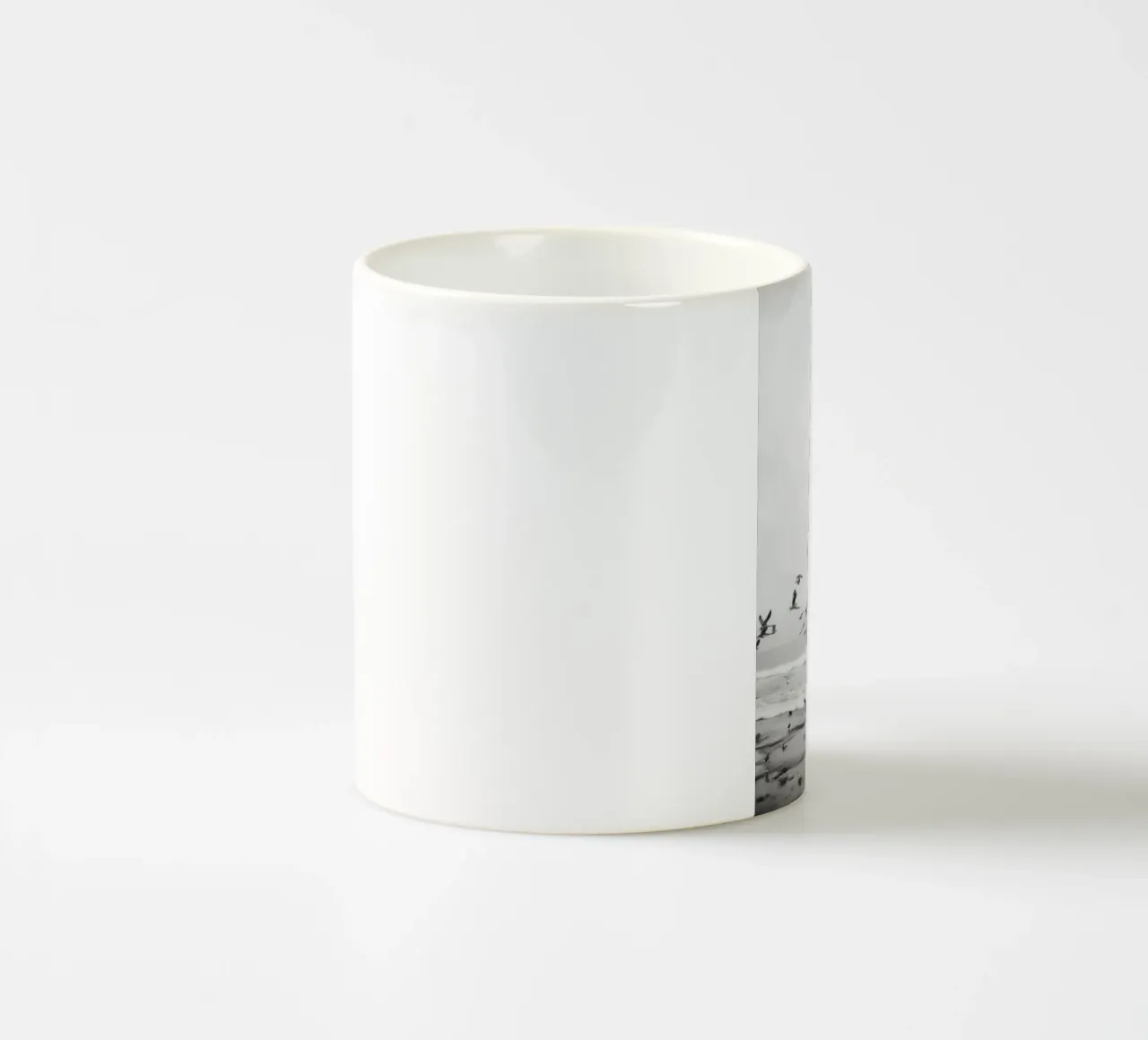 Seagulls Over Waves - Monochrome Beach Photo Poster tazza in ceramica da Vela Luna