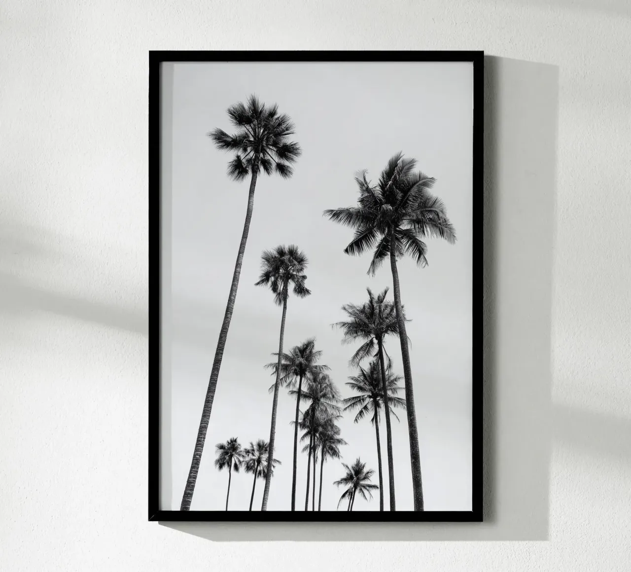 Tall Palm Trees - Black and White Tropical Art Poster poster con telaio in legno da Vela Luna