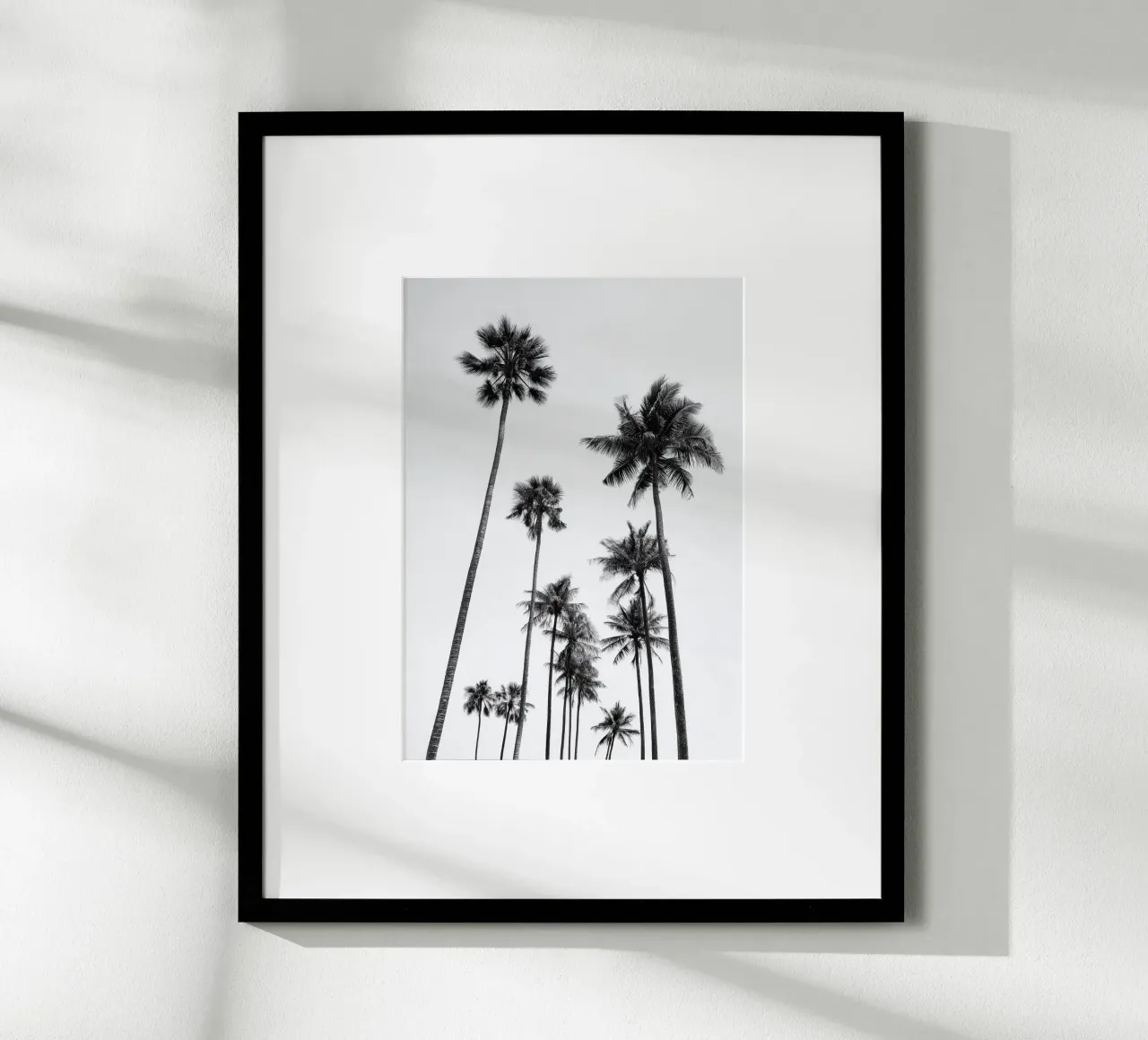 Tall Palm Trees - Black and White Tropical Art Poster poster con telaio in legno da Vela Luna