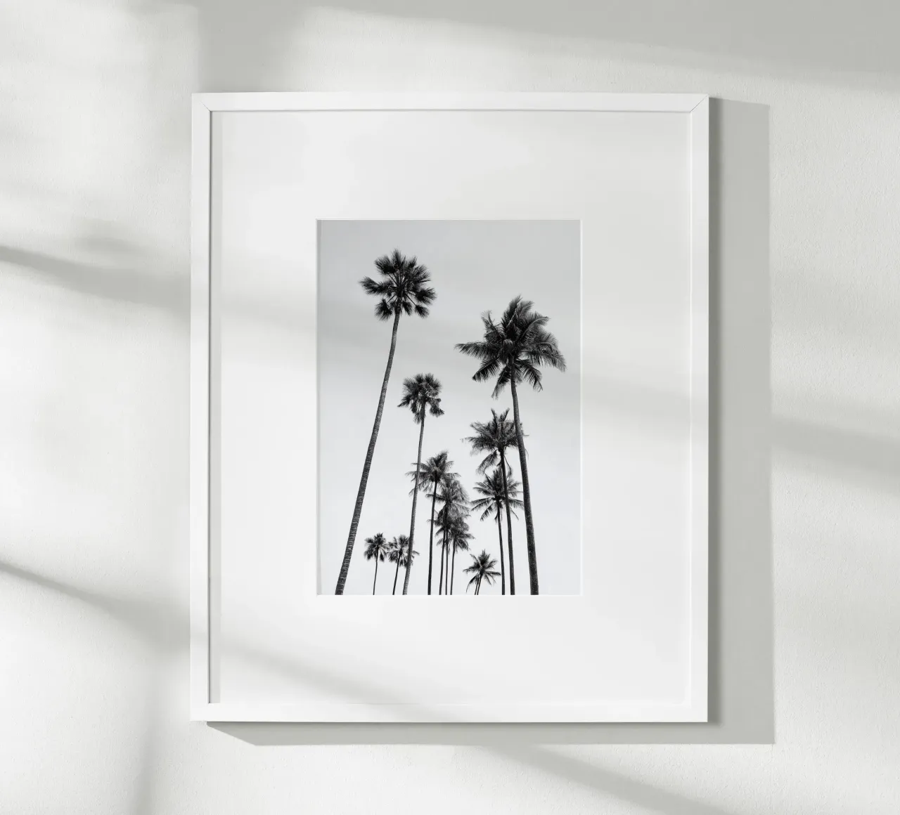 Tall Palm Trees - Black and White Tropical Art Poster poster con telaio in legno da Vela Luna