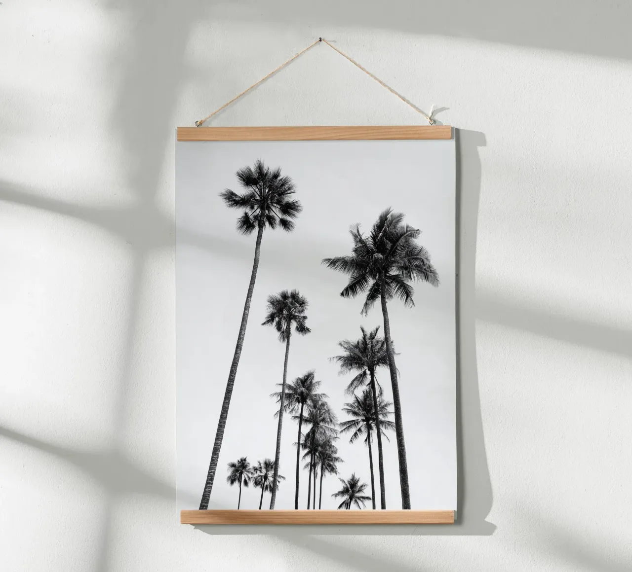 Tall Palm Trees - Black and White Tropical Art Poster poster con telaio in legno da Vela Luna