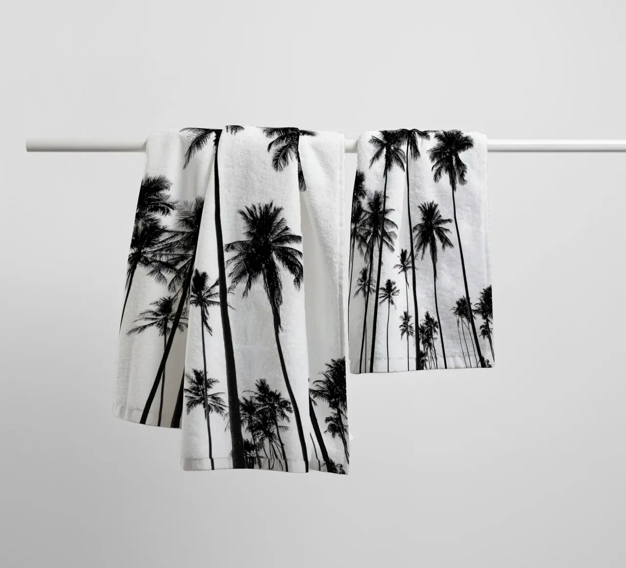 Minimal Palm Trees - Monochrome Coastal Wall Art Poster asciugamano da bagno da Vela Luna