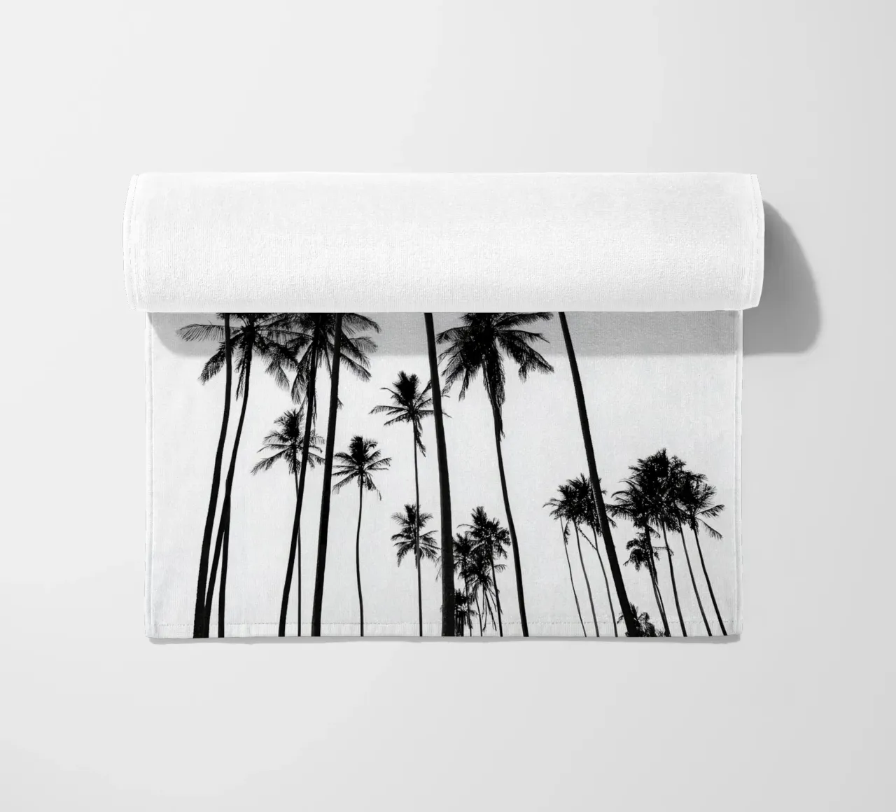 Minimal Palm Trees - Monochrome Coastal Wall Art Poster telo mare da Vela Luna