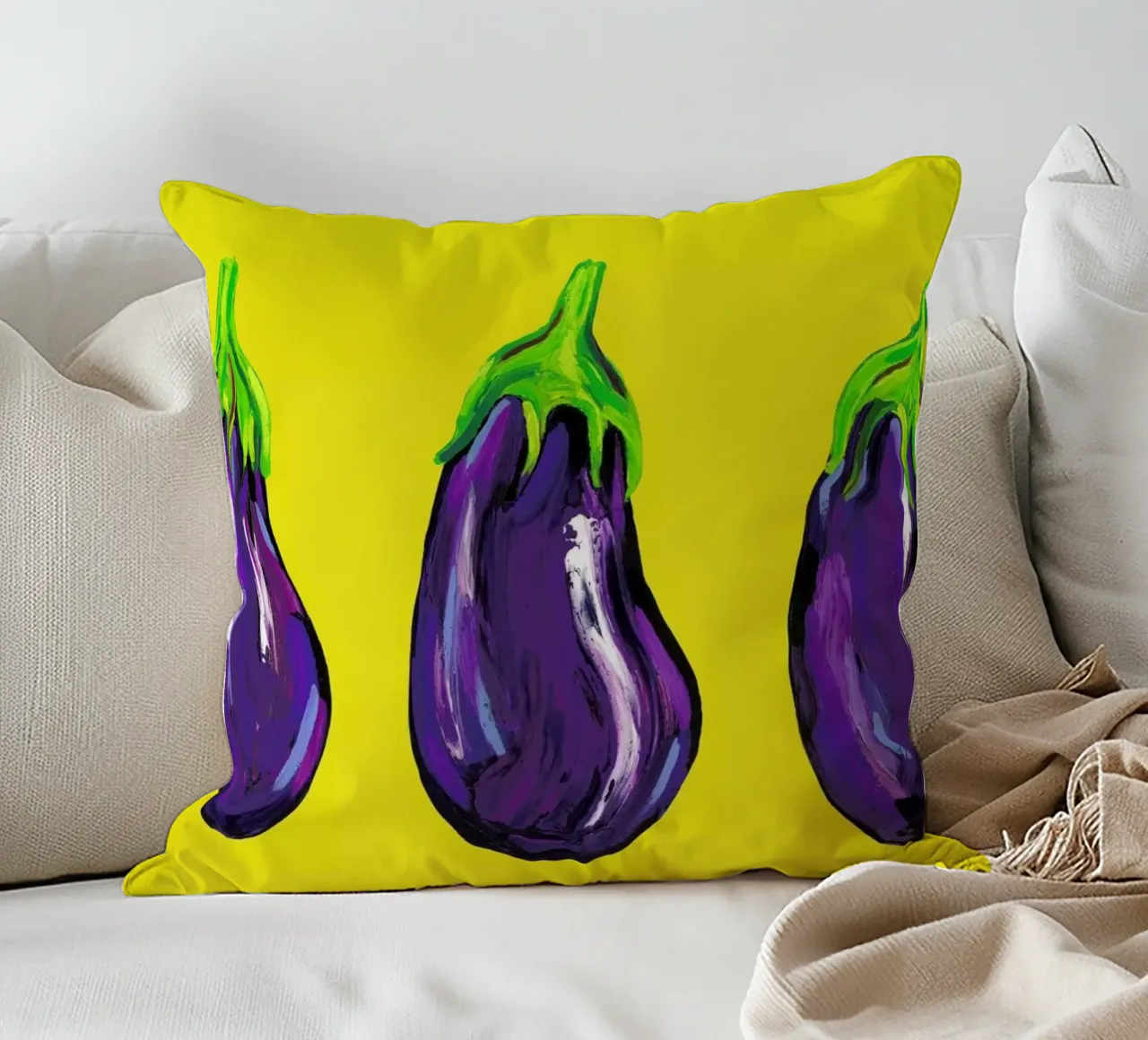 Aubergines On Yellow cuscino da Alice Straker