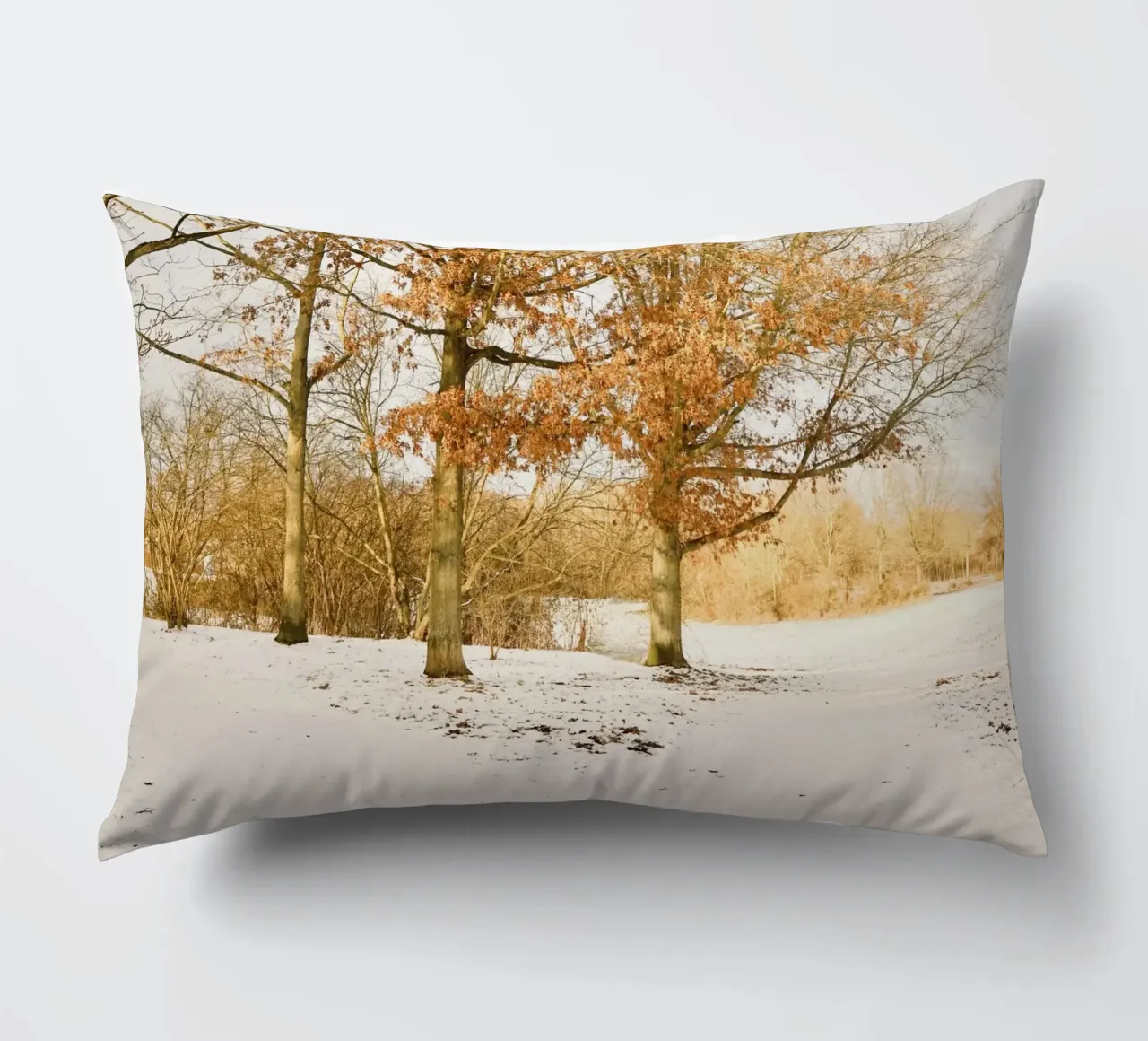 Alberi in una giornata di sole dopo la neve cuscino da KISSA STUDIO