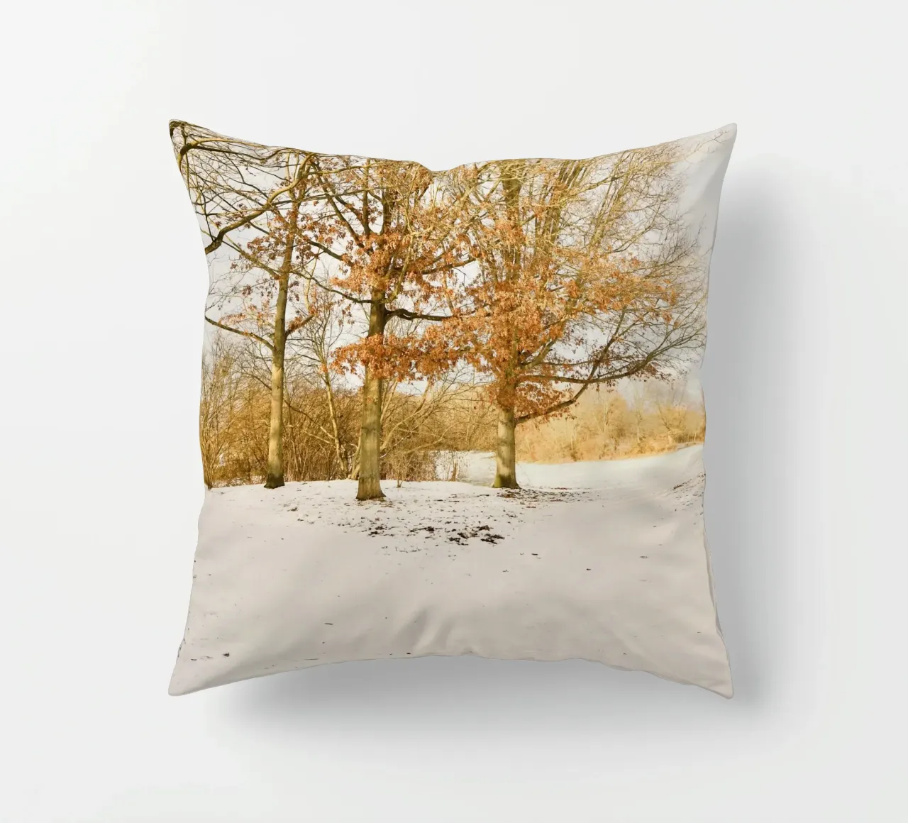 Alberi in una giornata di sole dopo la neve cuscino da KISSA STUDIO
