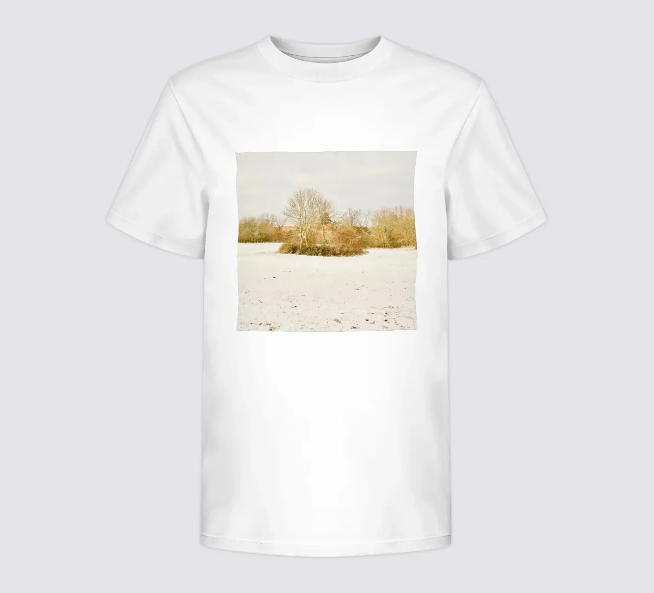 Alberi in una giornata di sole dopo la neve t-shirt bambini da KISSA STUDIO