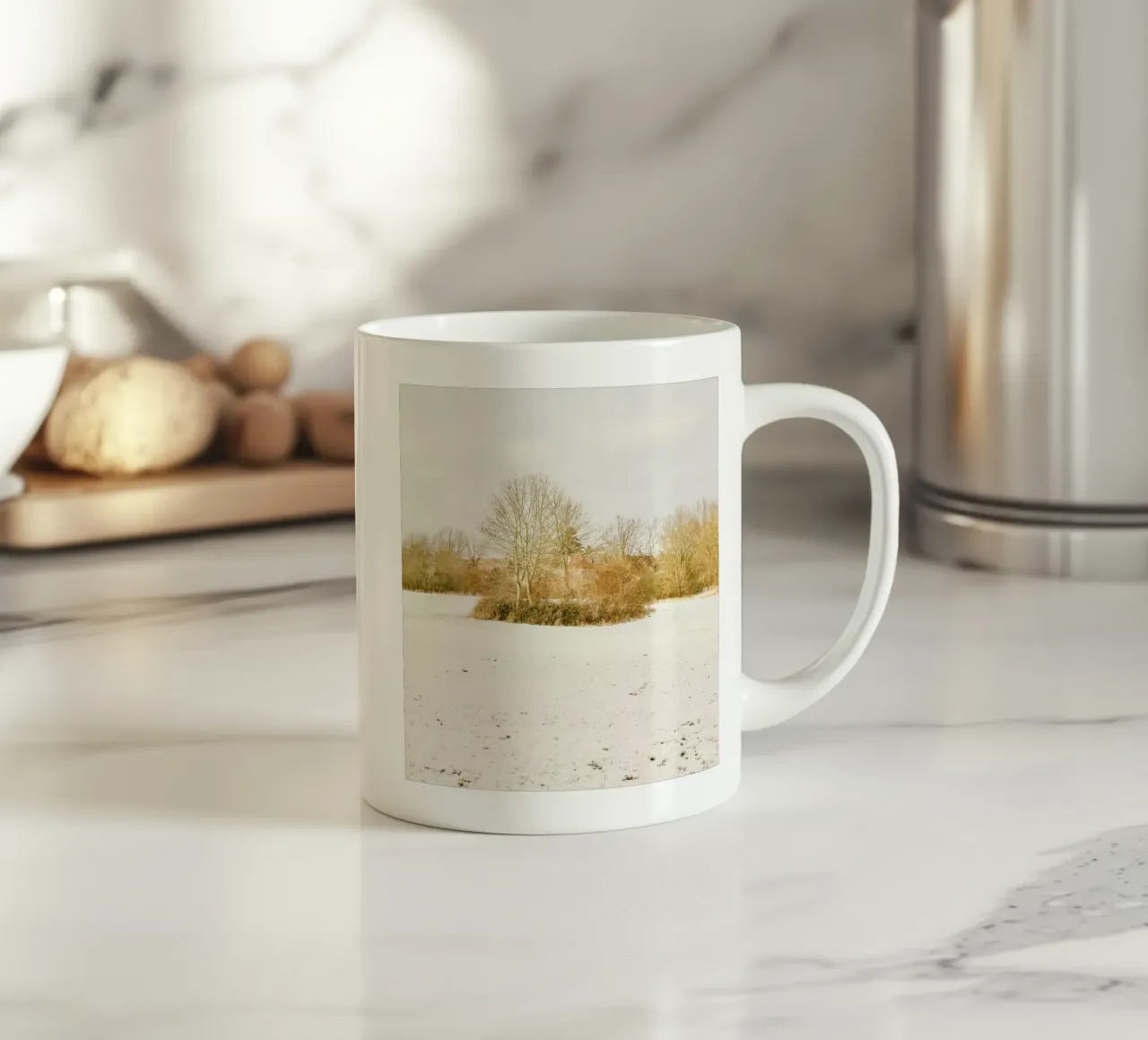 Alberi in una giornata di sole dopo la neve tazza in ceramica da KISSA STUDIO