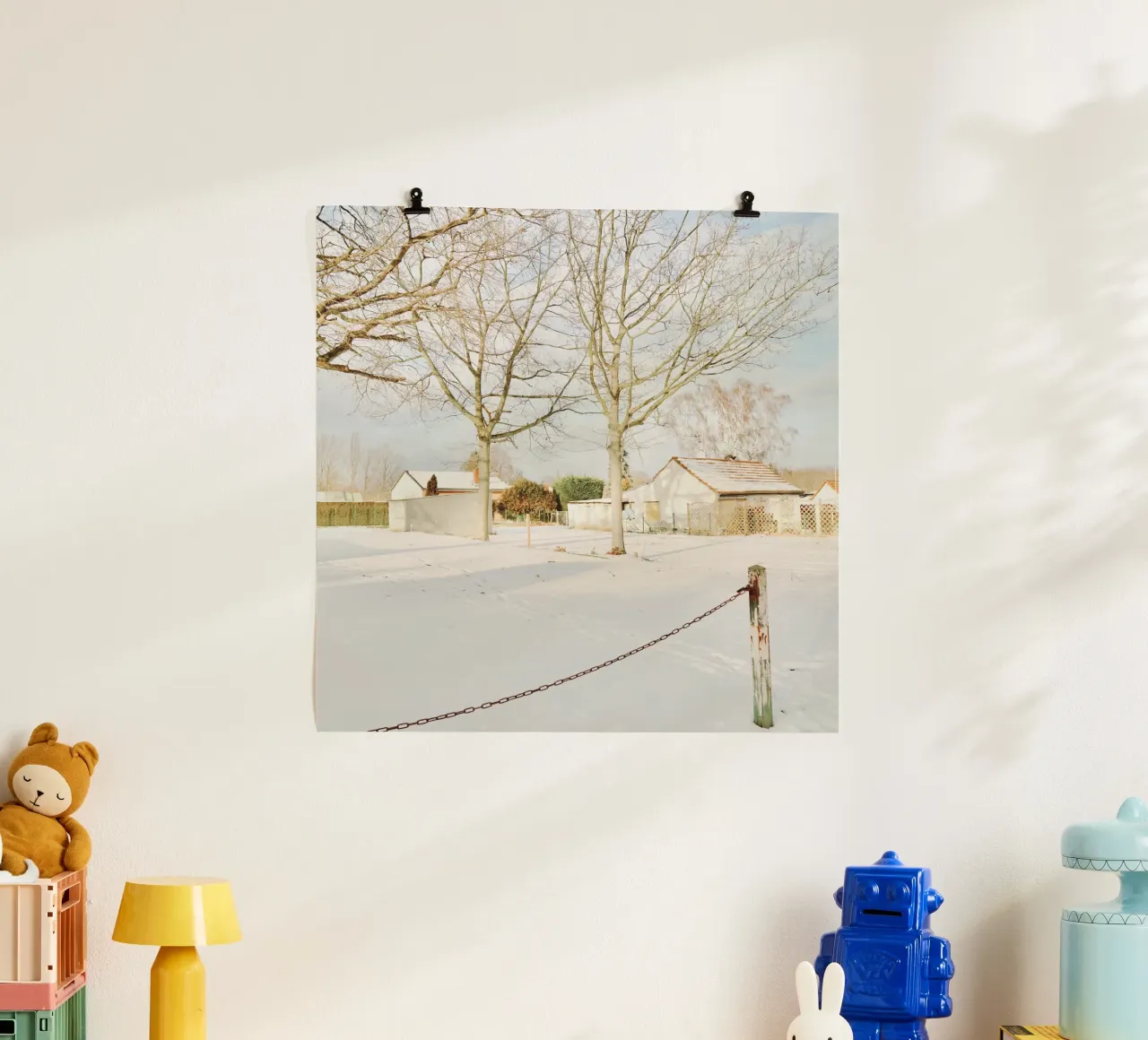 Giornata di sole dopo la neve poster con telaio in plastica da KISSA STUDIO