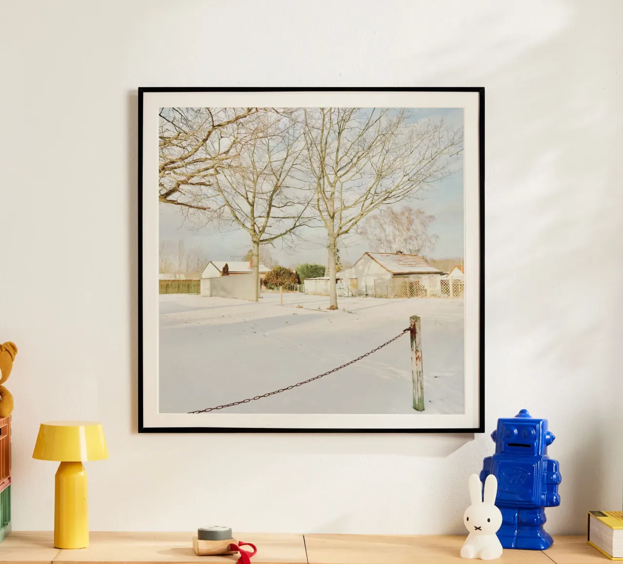 Giornata di sole dopo la neve poster con telaio in plastica da KISSA STUDIO