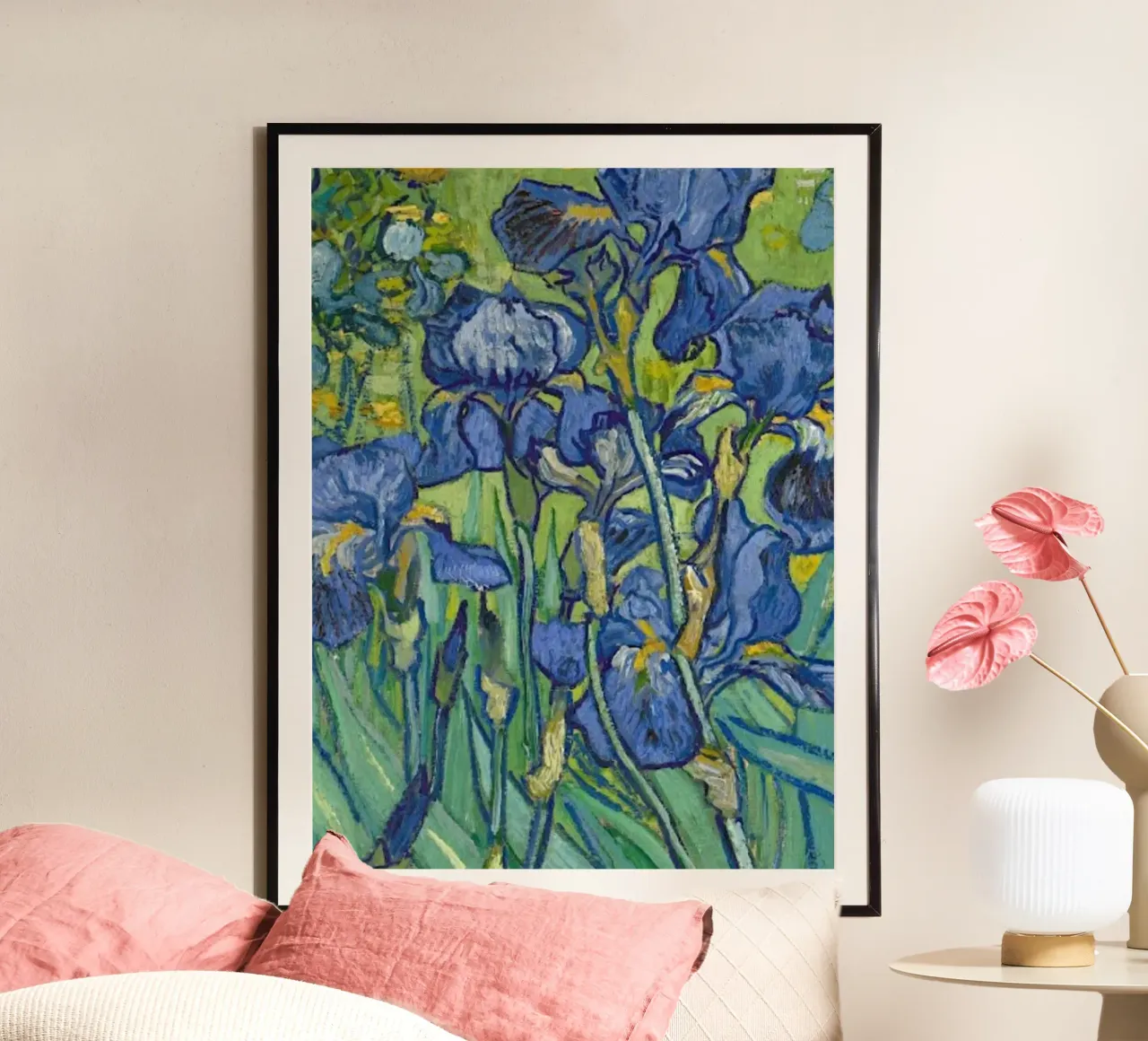 blaue Blütenblätter Poster mit Holzrahmen von cloud shop