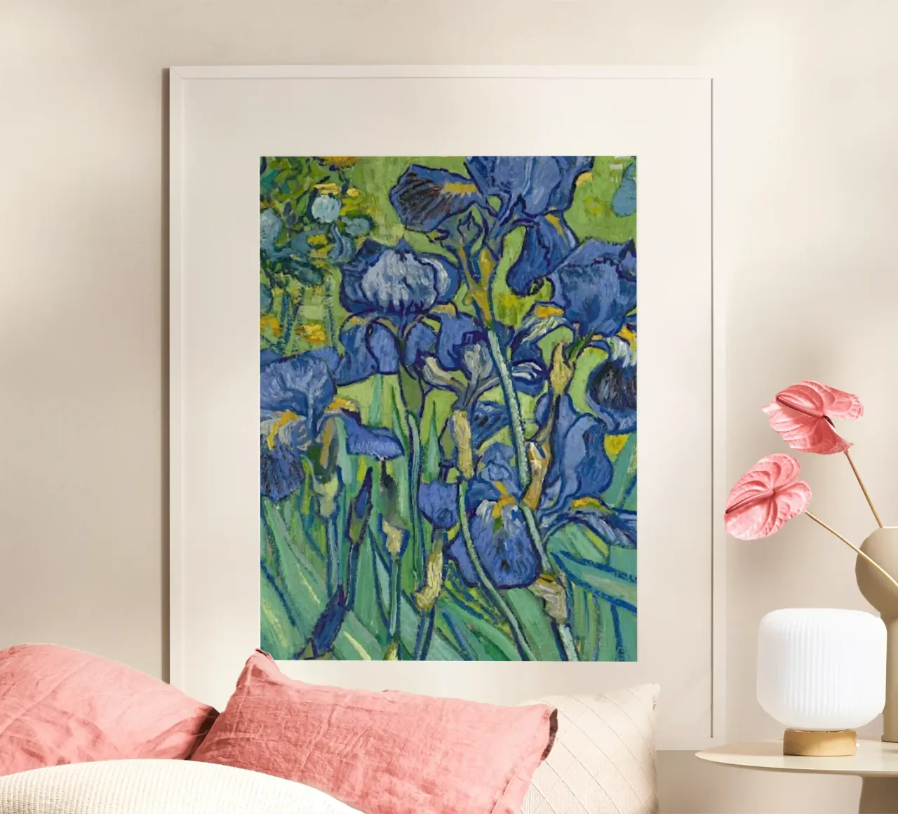 blaue Blütenblätter Poster mit Holzrahmen von cloud shop