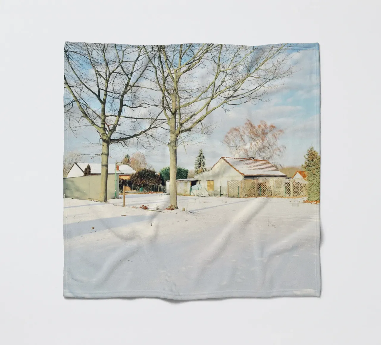 Giornata di sole dopo la neve coperta in pile da KISSA STUDIO