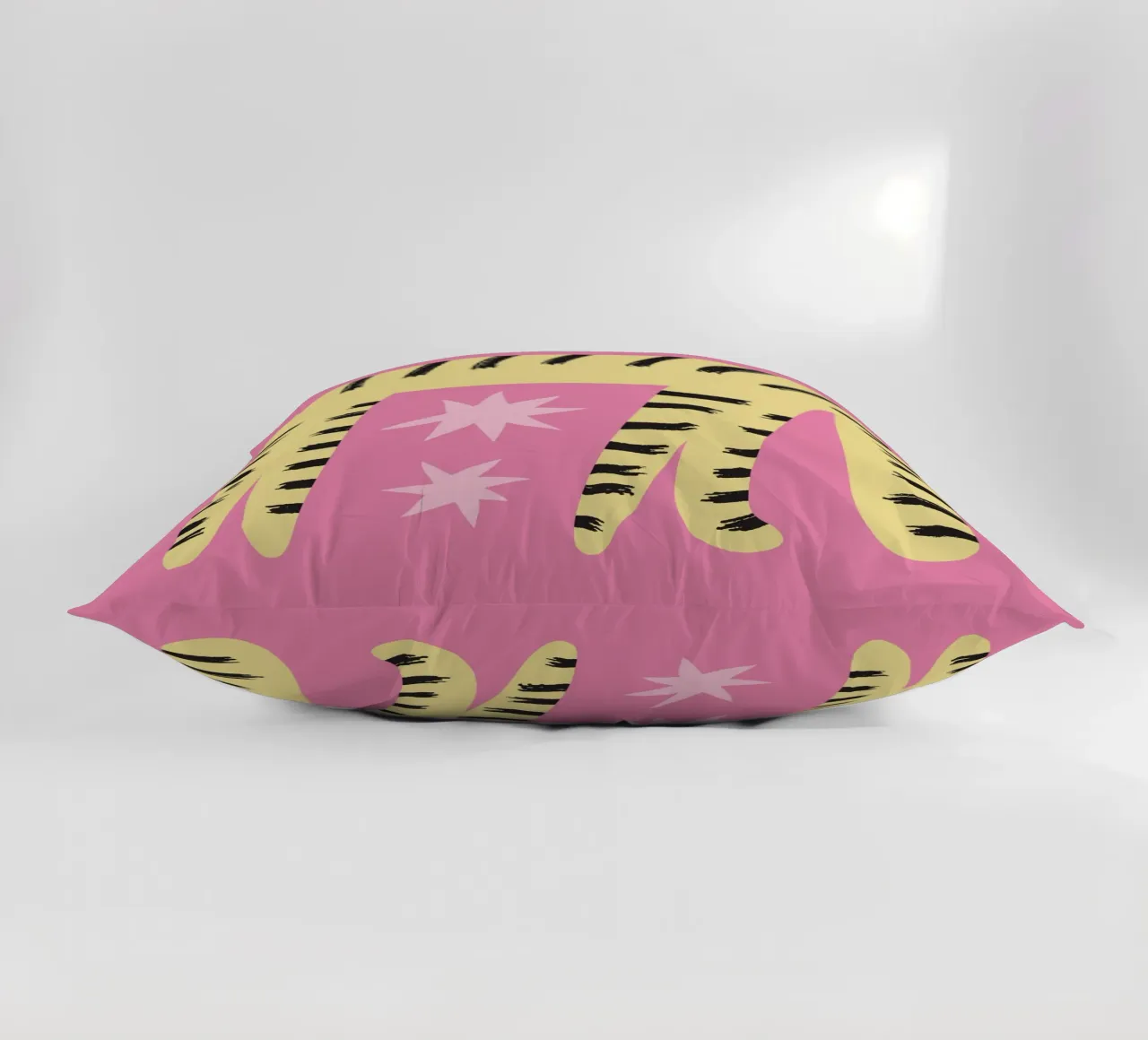 Tiny And Wild No 22 cuscino da treechild