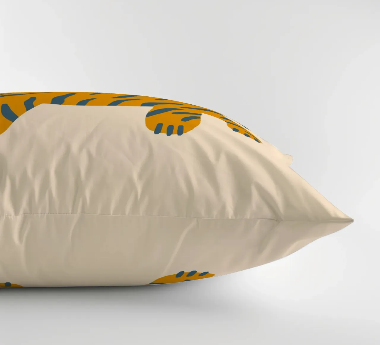 Tiny And Wild No 25 cuscino da treechild