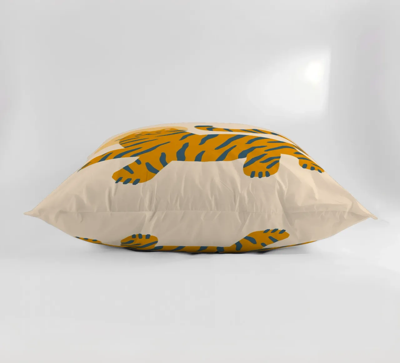 Tiny And Wild No 25 cuscino da treechild