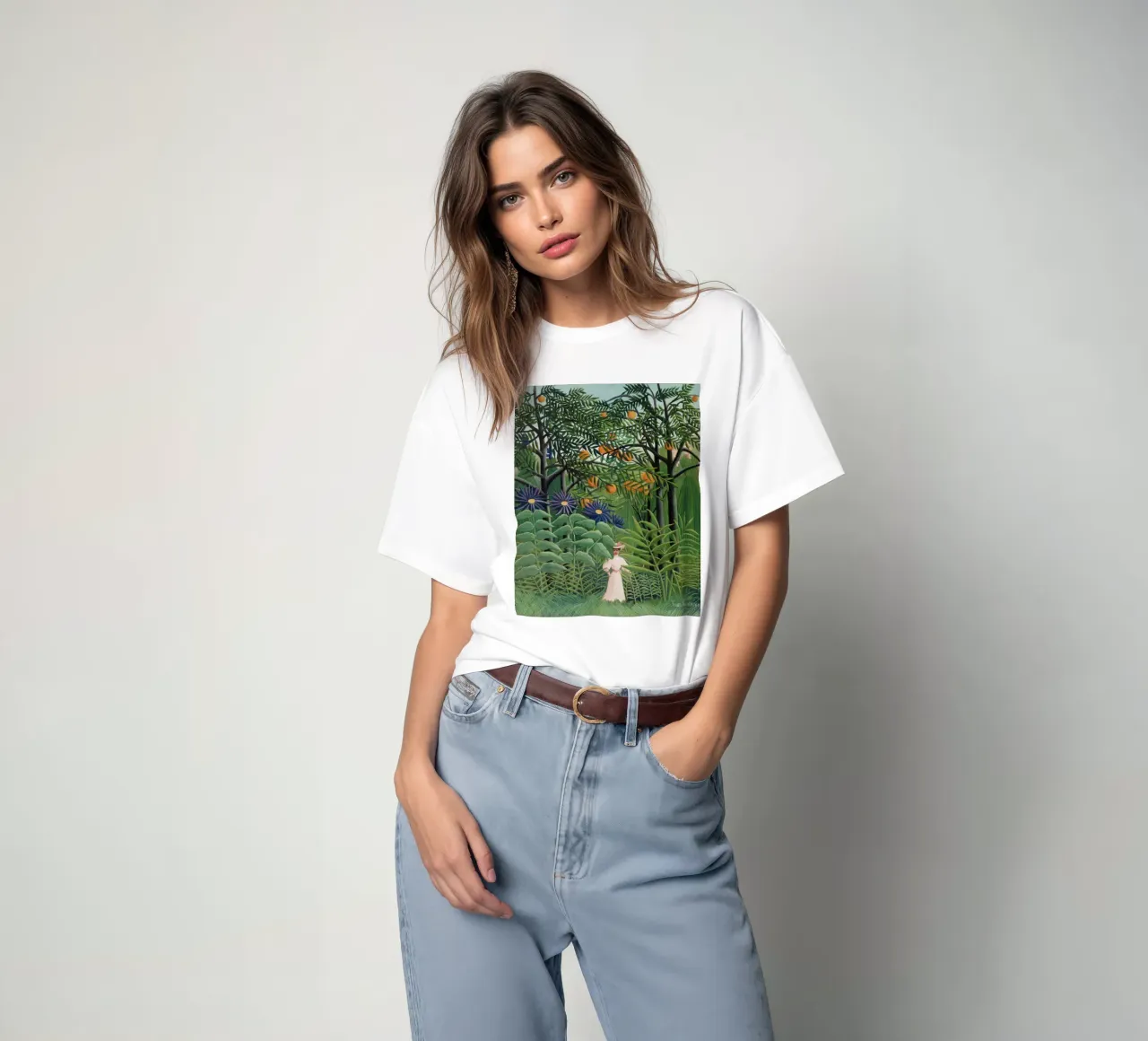 "Donna che cammina in una foresta esotica" di Henri Rousseau t-shirt da Classic Art Prints