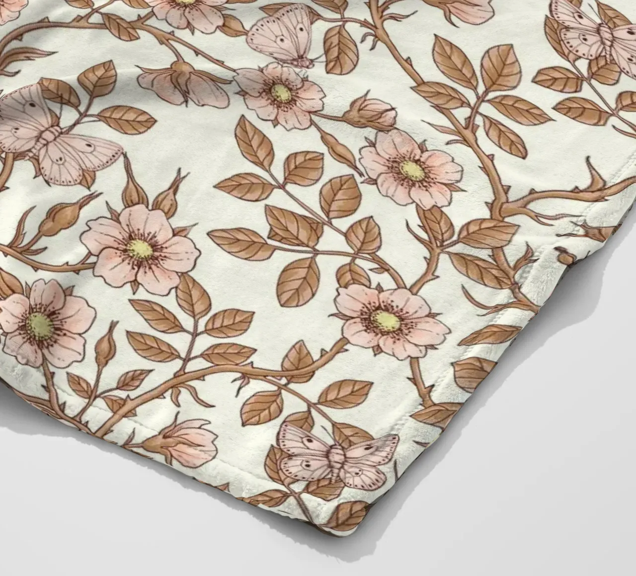 Rose selvatiche e farfalle / rosa/marrone/bianco sporco coperta in pile da Painted Nature