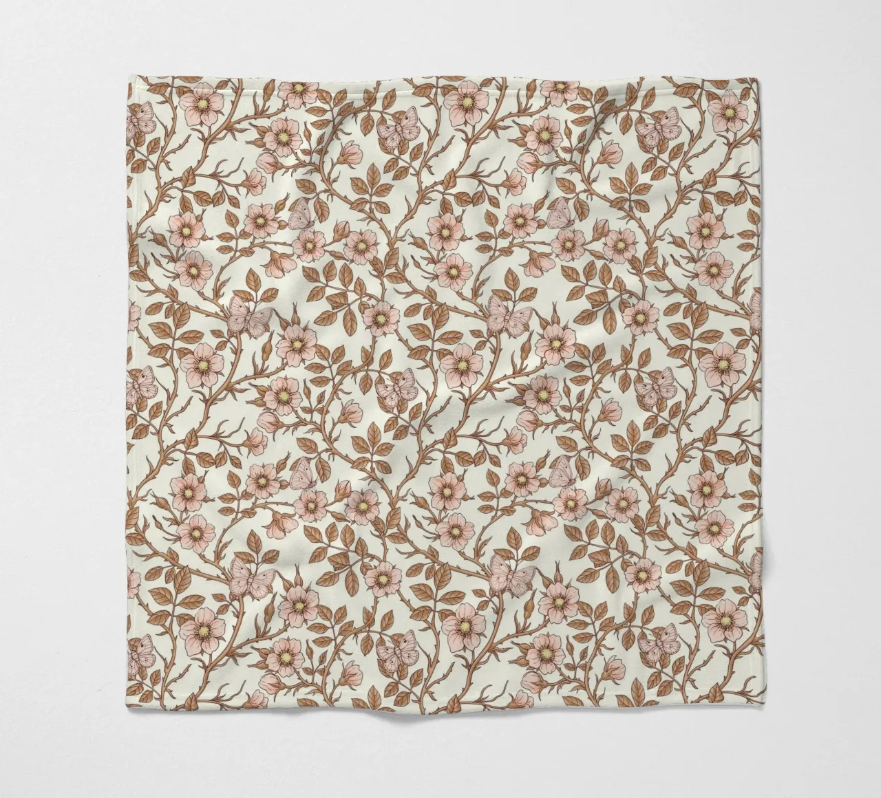 Rose selvatiche e farfalle / rosa/marrone/bianco sporco coperta in pile da Painted Nature