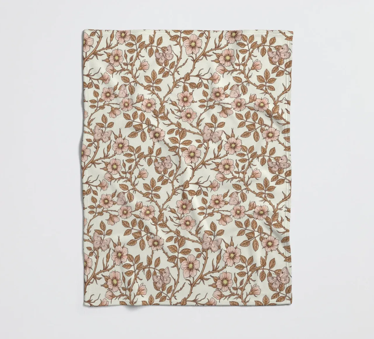 Rose selvatiche e farfalle / rosa/marrone/bianco sporco coperta in pile da Painted Nature