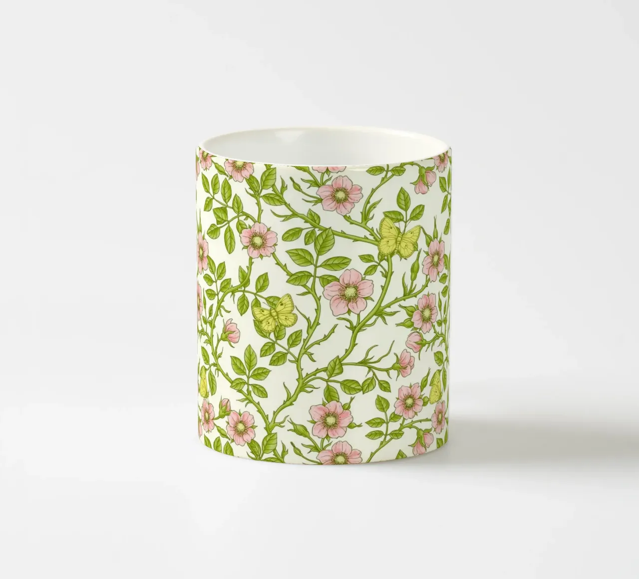 Roses sauvages et papillons /rose/vert pâle/jaune/blanc cassé mug en céramique de Painted Nature