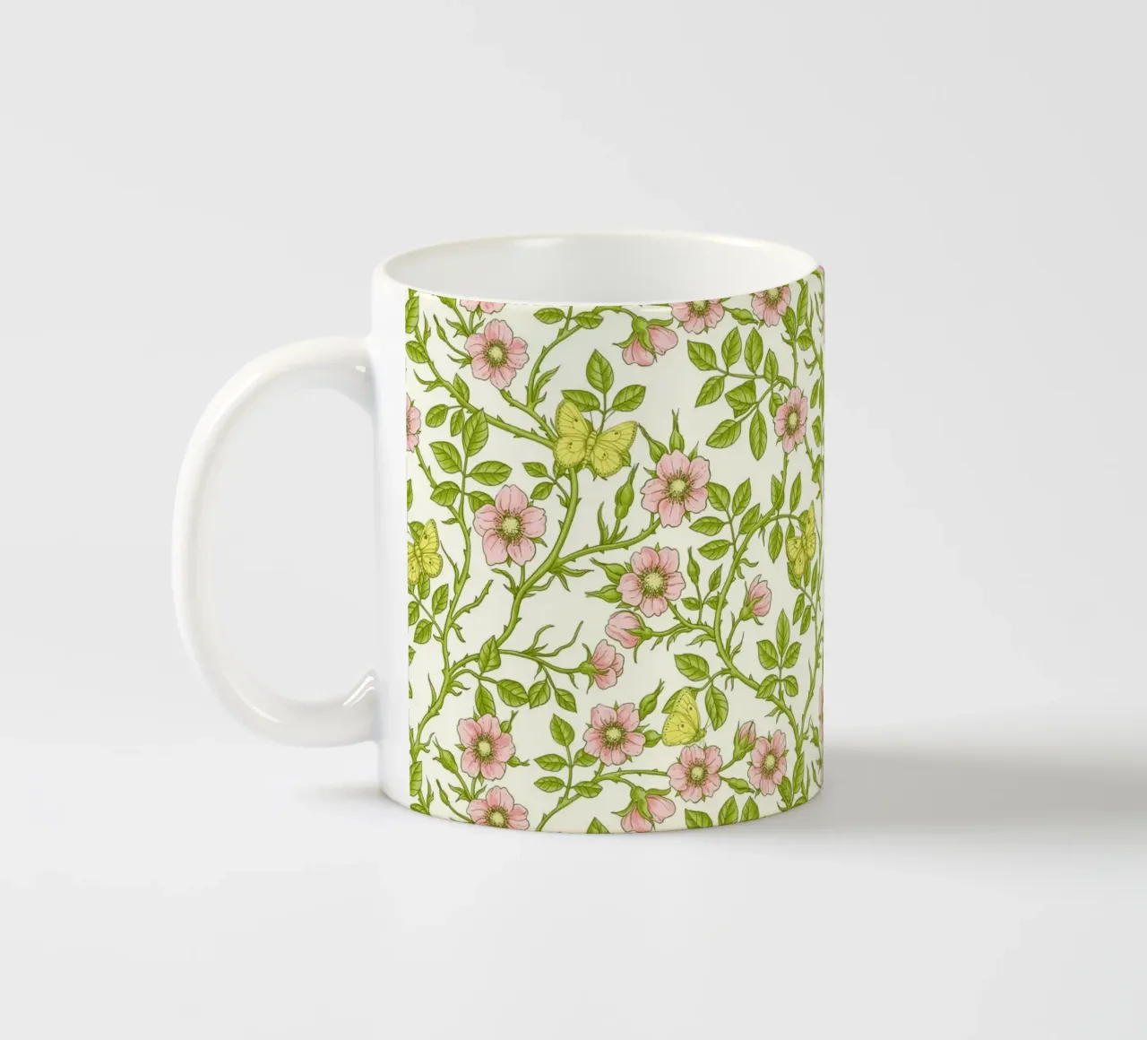 Roses sauvages et papillons /rose/vert pâle/jaune/blanc cassé mug en céramique de Painted Nature