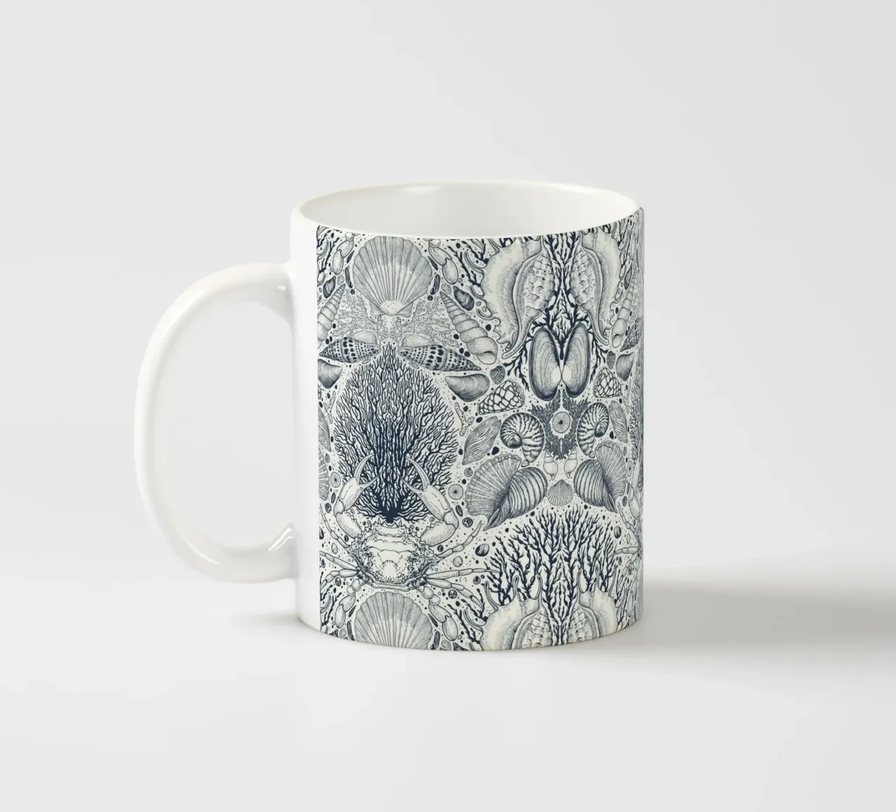Tesori da spiaggia, conchiglie, granchi, coralli e alghe in nav tazza in ceramica da Painted Nature