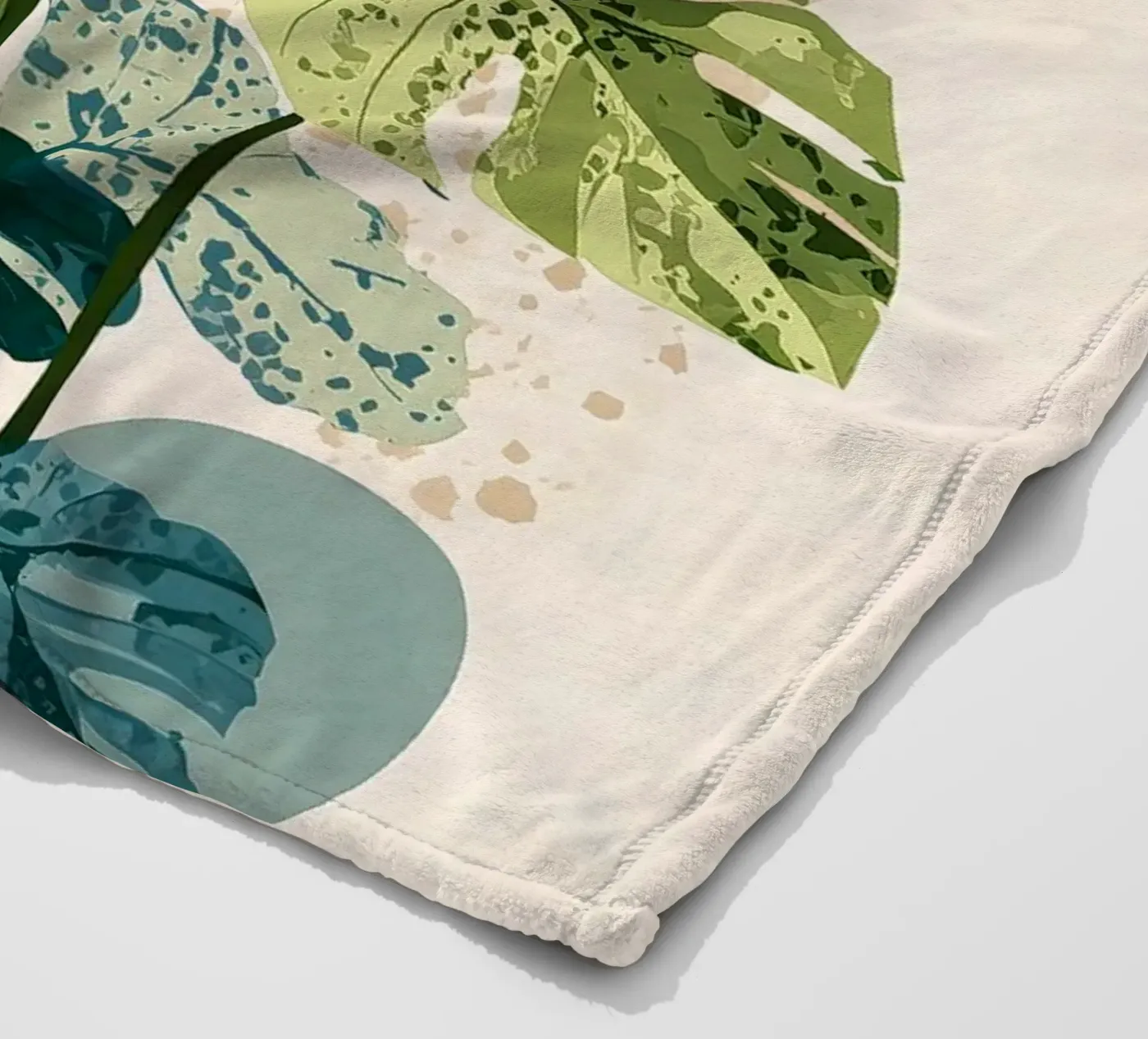 Botanische Monstera in Salbeigrün & Petrolblau Fleecedecke von Studio Verde