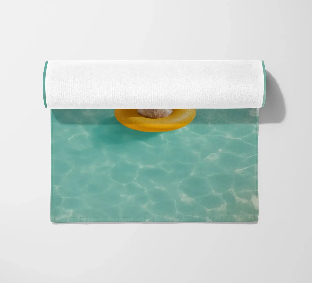 Llama in Pool telo mare da Attaboy Dsgn