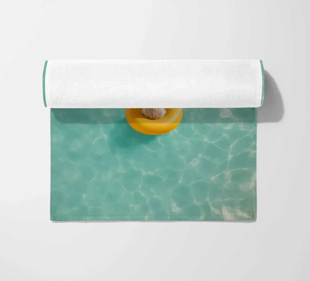 Llama in Pool telo mare da Attaboy Dsgn