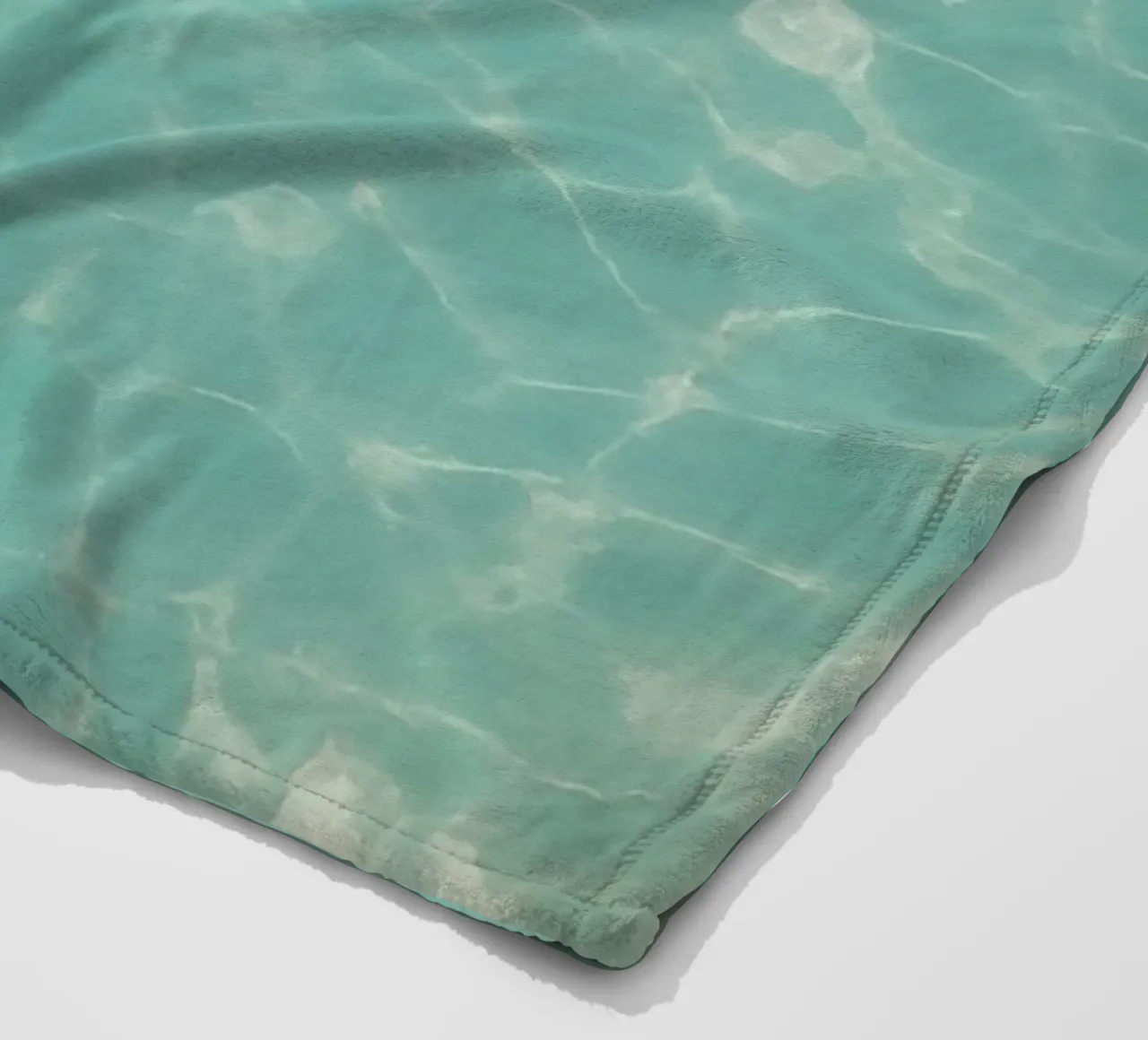 Llama in Pool coperta in pile da Attaboy Dsgn