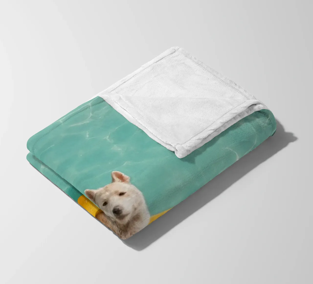 Llama in Pool coperta in pile da Attaboy Dsgn